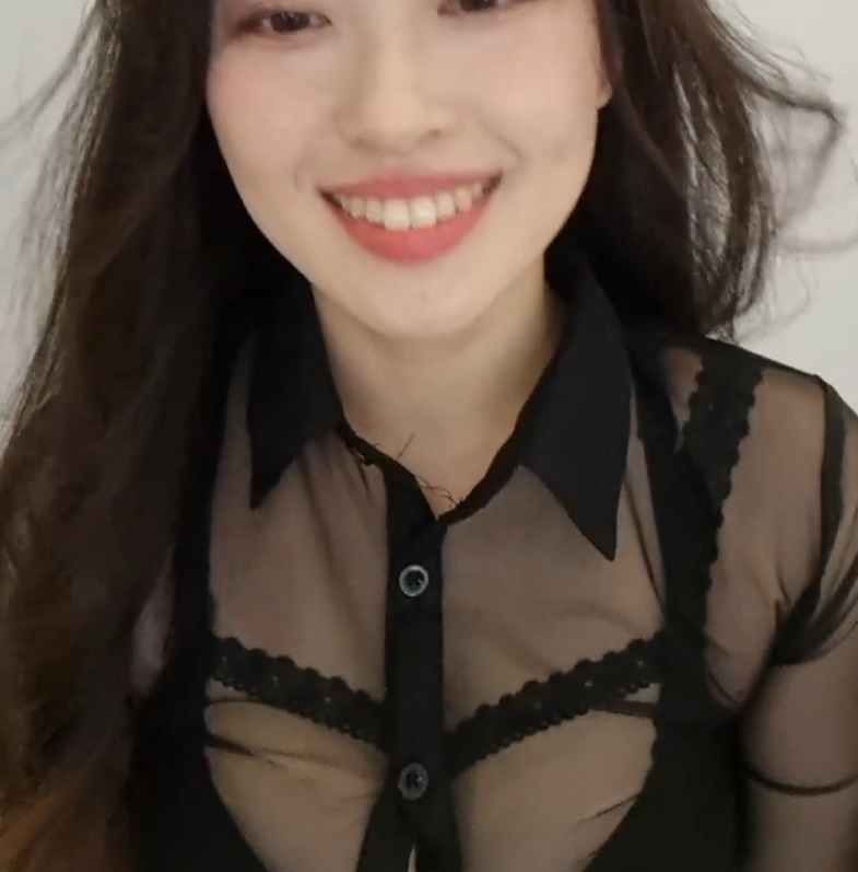 검은 시스루 셔츠 단추가 터질듯한 소람잉 하네스 검정브라