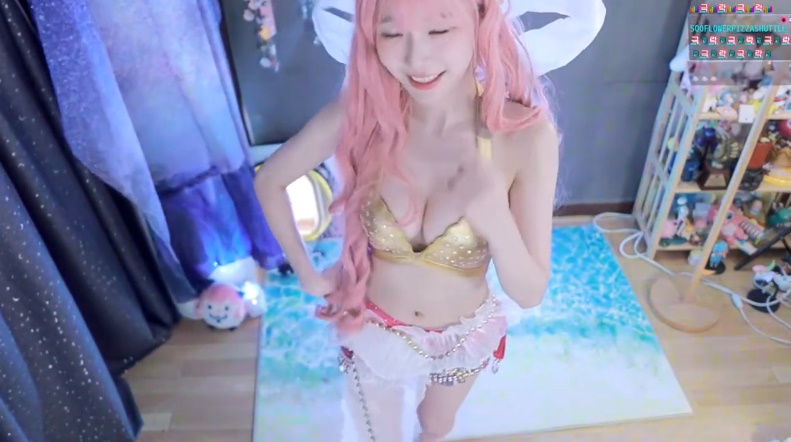 수련수련 원피스 시라호시 코스프레한  황금 비키니 가슴골