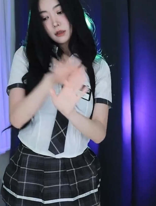 와꾸 폼 돌아온 교복 입은 하니니 엉벅지